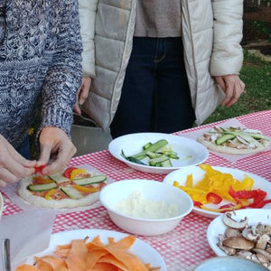ארוחת פיצות פוקצ'ות ושאר ירקות מסביב לטאבון-סדנה